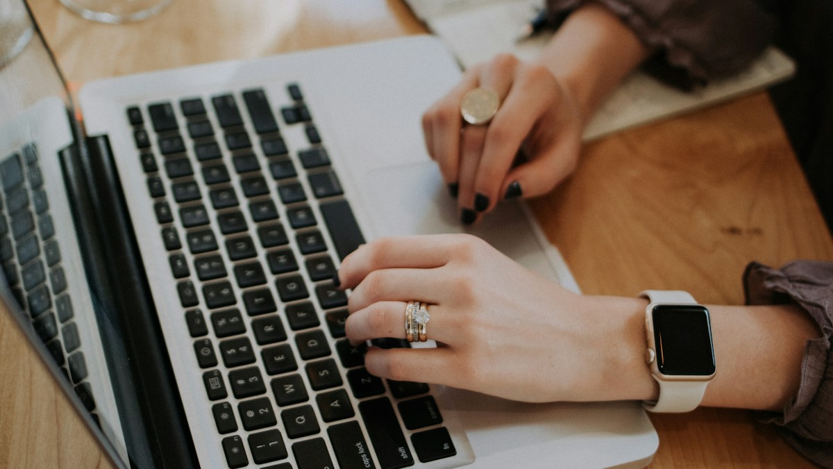 Pessoa trabalhando em um notebook para produzir conteúdo e divulgar produtos como afiliado.